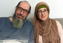 Nacidos de familias cristianas pero no especialmente religiosas, Hanan Sandercock y su esposo John Smith se convirtieron al Islam siendo adultos en Gales. Lo hicieron cada uno por separado y se encontraron y casaron más tarde. 